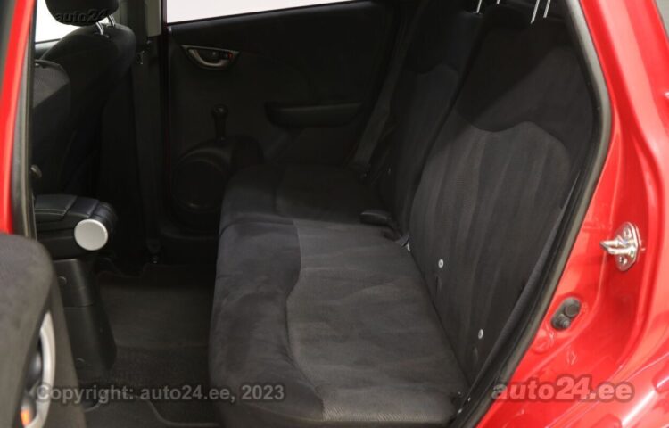 Купить б.у Honda Jazz Comfort 1.3 73 kW  цвет  года в Таллине
