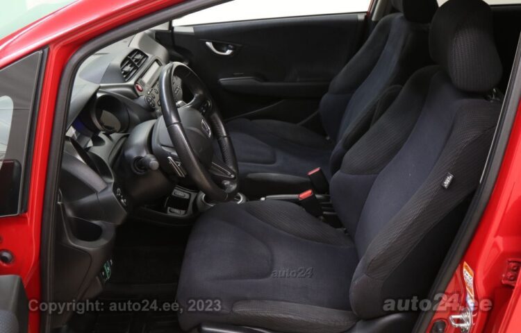 Купить б.у Honda Jazz Hybrid Eco 1.3 65 kW  цвет  года в Таллине