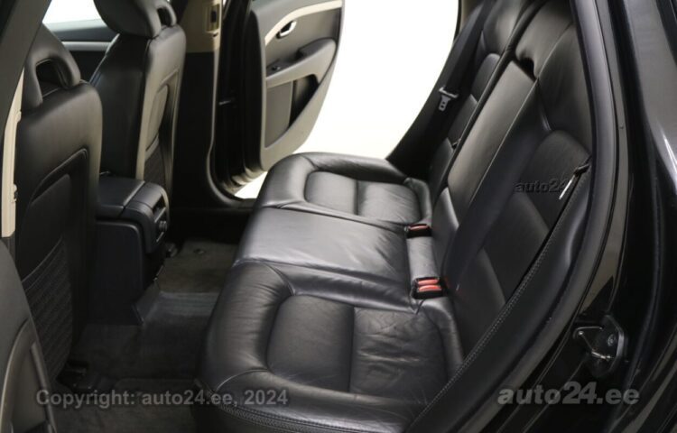 Купить б.у Volvo XC70 Summum 2.4 136 kW  цвет  года в Таллине