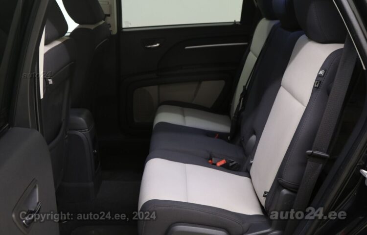 Купить б.у Dodge Journey Family SXT 2.0 103 kW  цвет  года в Таллине