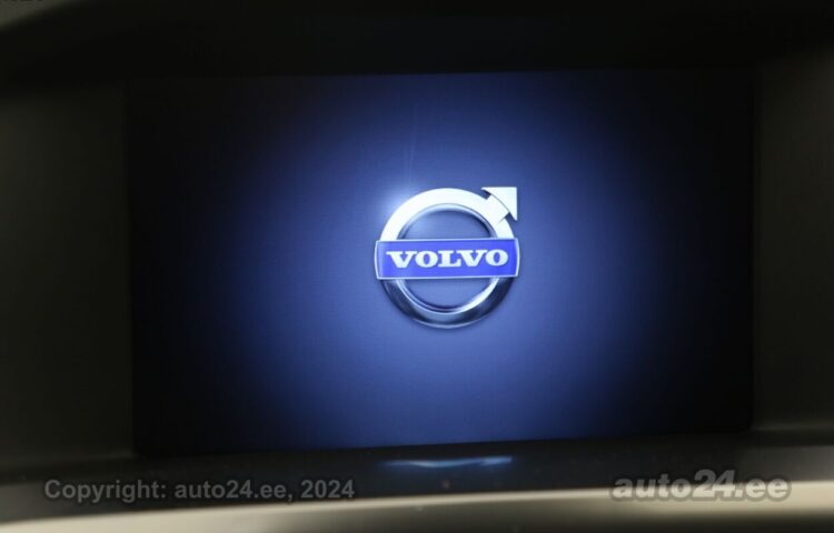 Купить б.у Volvo V60 Momentum 2.0 120 kW  цвет  года в Таллине
