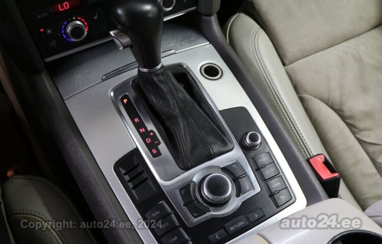 Купить б.у Audi Q7 Quattro Executive 3.0 171 kW  цвет  года в Таллине