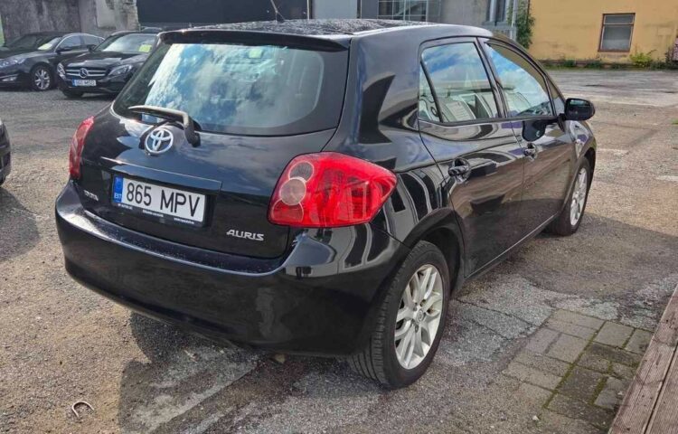 Купить б.у Toyota Auris ATM 1.4 66 kW  цвет  года в Таллине