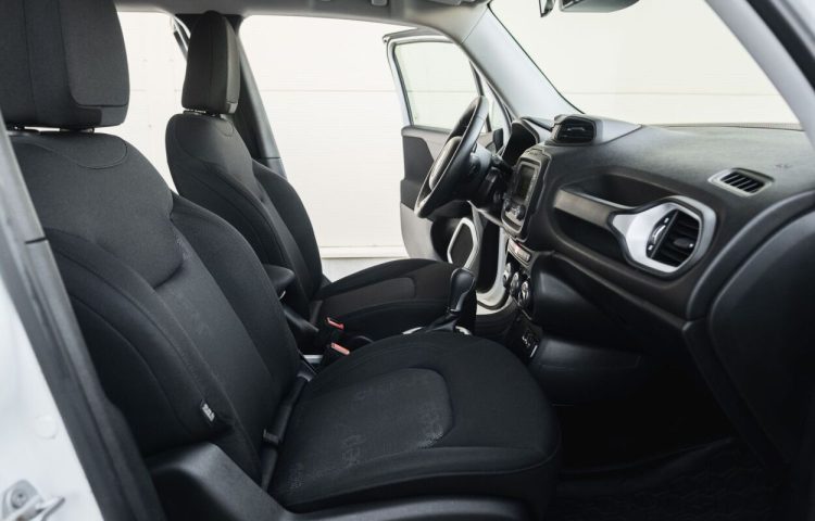 Osta kasutatud Jeep Renegade 2017 värv valge Tallinnas