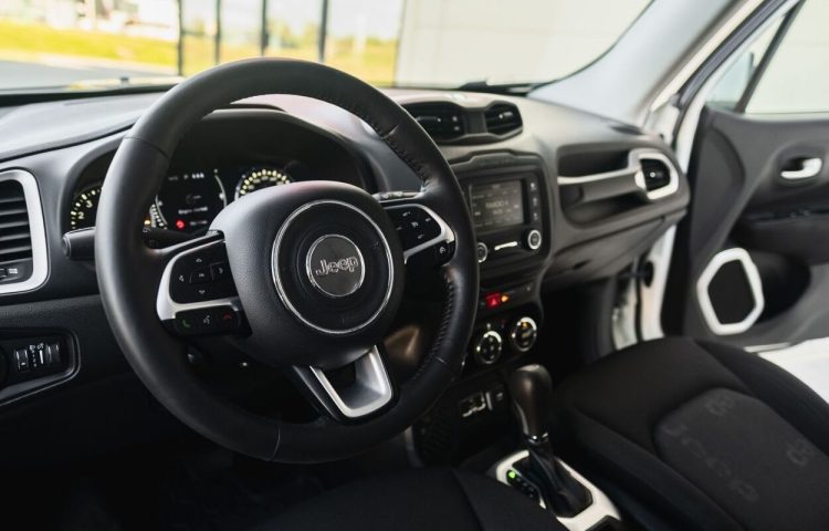Osta kasutatud Jeep Renegade 2017 värv valge Tallinnas