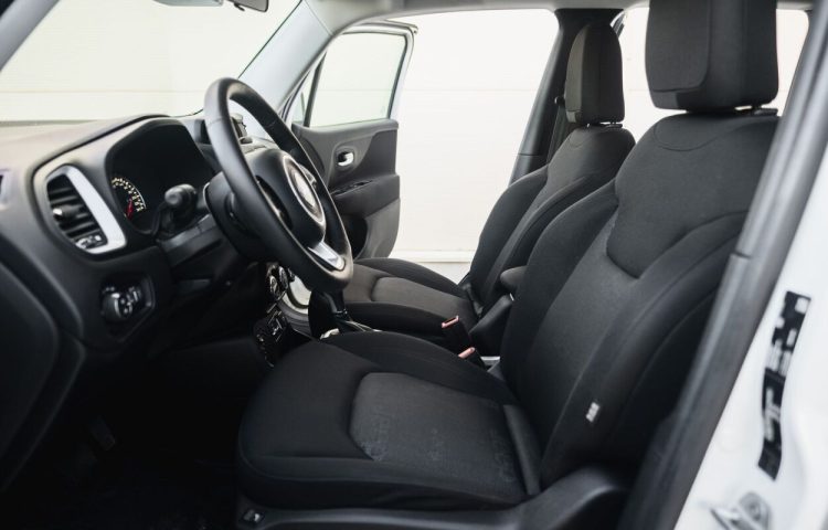 Osta kasutatud Jeep Renegade 2017 värv valge Tallinnas