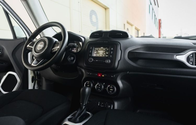 Osta kasutatud Jeep Renegade 2017 värv valge Tallinnas