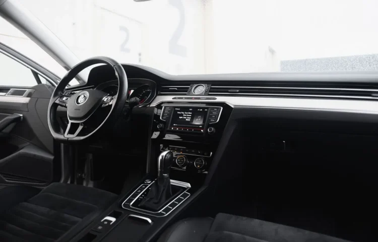 Osta kasutatud Volkswagen Passat 2016 värv hall, hõbedane Tallinnas