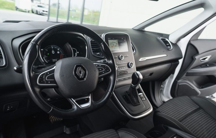 Osta kasutatud Renault Scenic 2017 värv valge Tallinnas