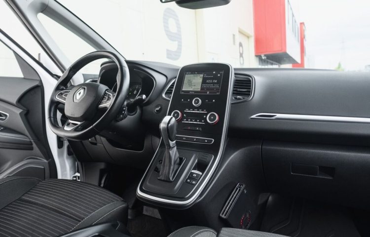 Osta kasutatud Renault Scenic 2017 värv valge Tallinnas