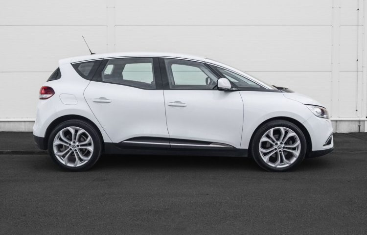 Osta kasutatud Renault Scenic 2017 värv valge Tallinnas