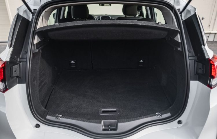 Osta kasutatud Renault Scenic 2017 värv valge Tallinnas