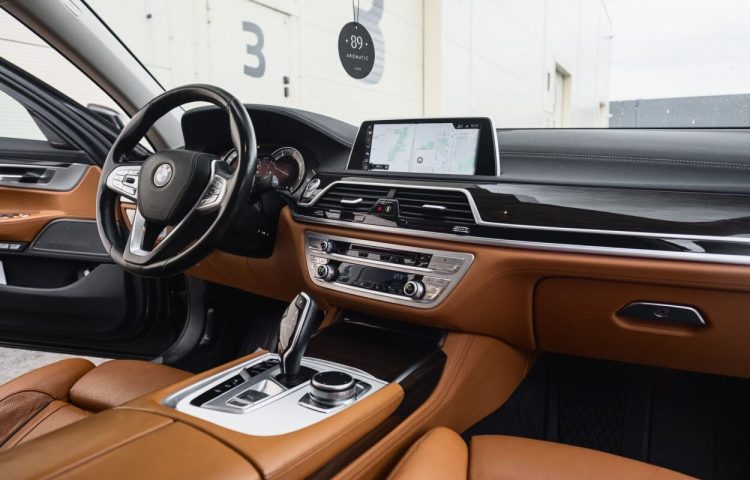 Osta kasutatud BMW 7 seeria: 730 2017 värv tumehall Tallinnas