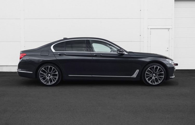 Osta kasutatud BMW 7 seeria: 730 2017 värv tumehall Tallinnas