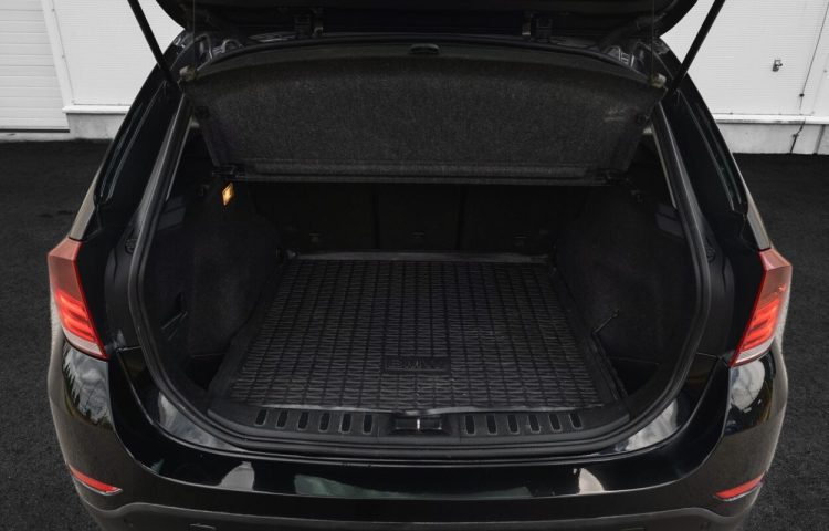 Osta kasutatud BMW X1 2012 värv must Tallinnas