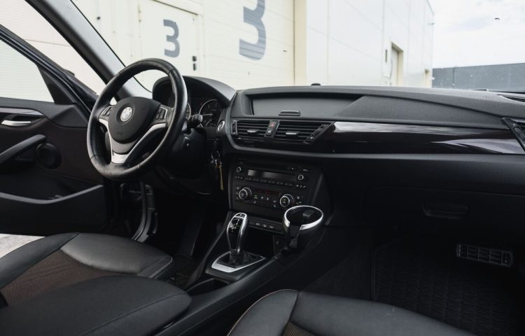 Osta kasutatud BMW X1 2012 värv must Tallinnas
