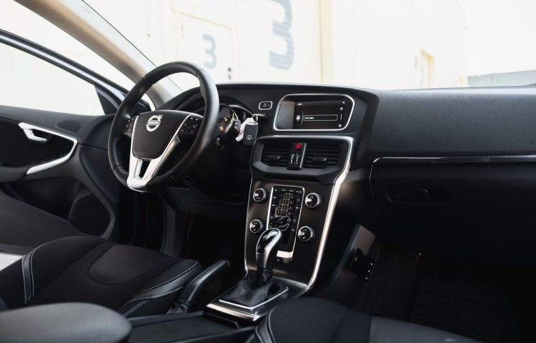 Osta kasutatud Volvo V40 2014 värv tumehall Tallinnas