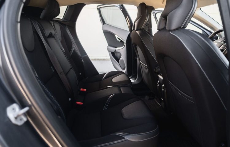 Osta kasutatud Volvo V40 2014 värv tumehall Tallinnas