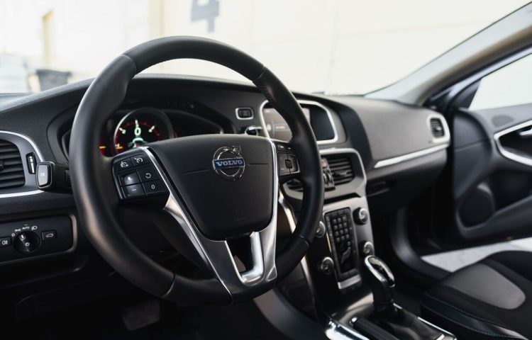 Osta kasutatud Volvo V40 2014 värv tumehall Tallinnas