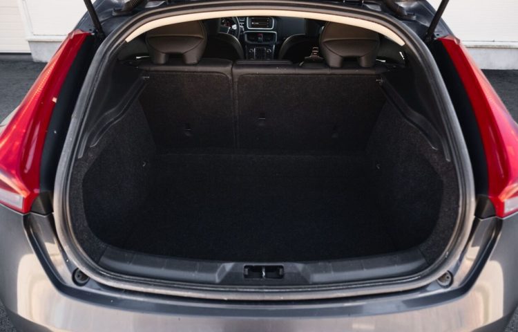 Osta kasutatud Volvo V40 2014 värv tumehall Tallinnas