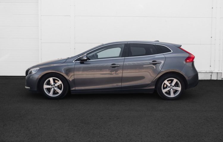 Osta kasutatud Volvo V40 2014 värv tumehall Tallinnas