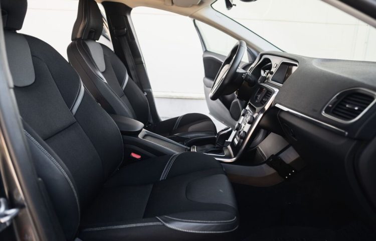 Osta kasutatud Volvo V40 2014 värv tumehall Tallinnas