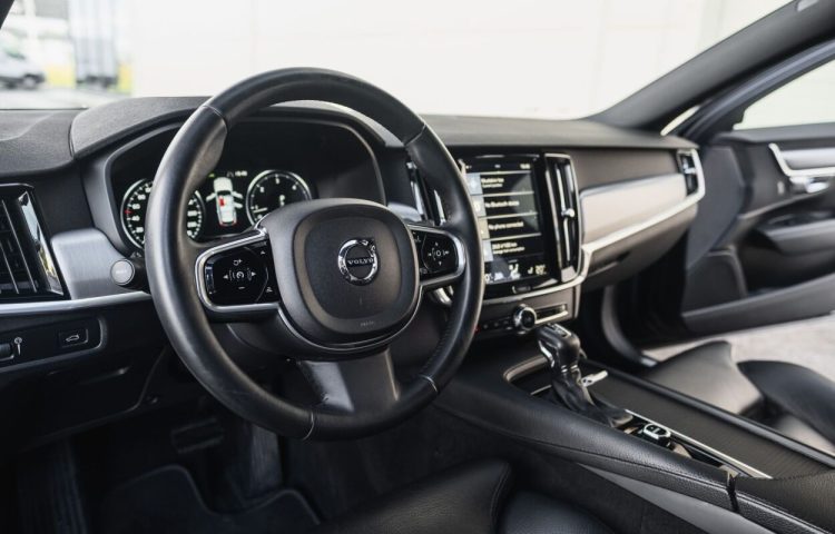 Osta kasutatud Volvo V90 2017 värv must Tallinnas