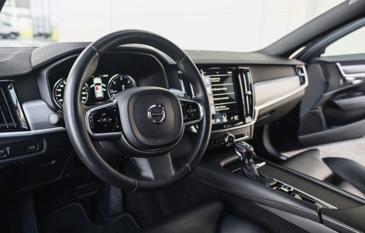 Osta kasutatud Volvo V90 2017 värv must Tallinnas