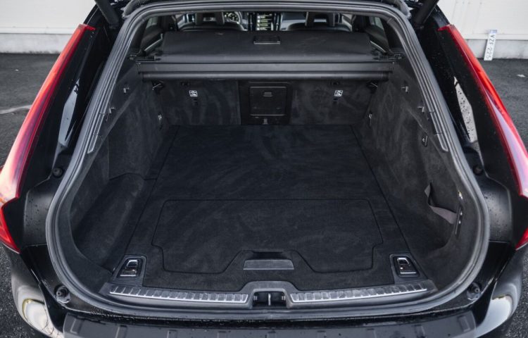 Osta kasutatud Volvo V90 2017 värv must Tallinnas