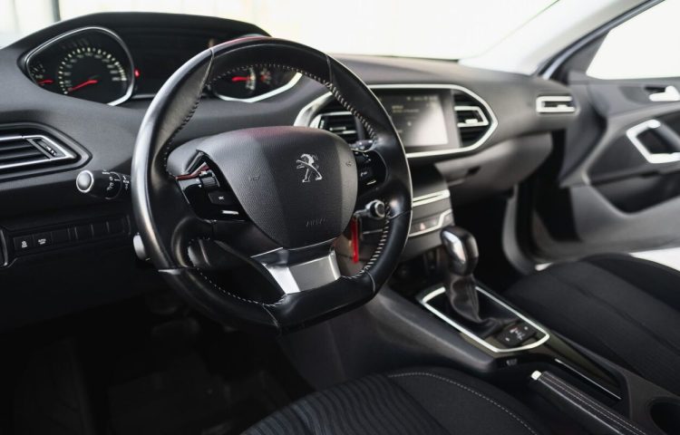 Osta kasutatud Peugeot 308 2015 värv must Tallinnas