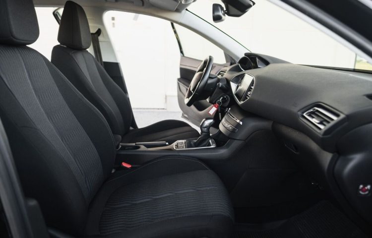 Osta kasutatud Peugeot 308 2015 värv must Tallinnas