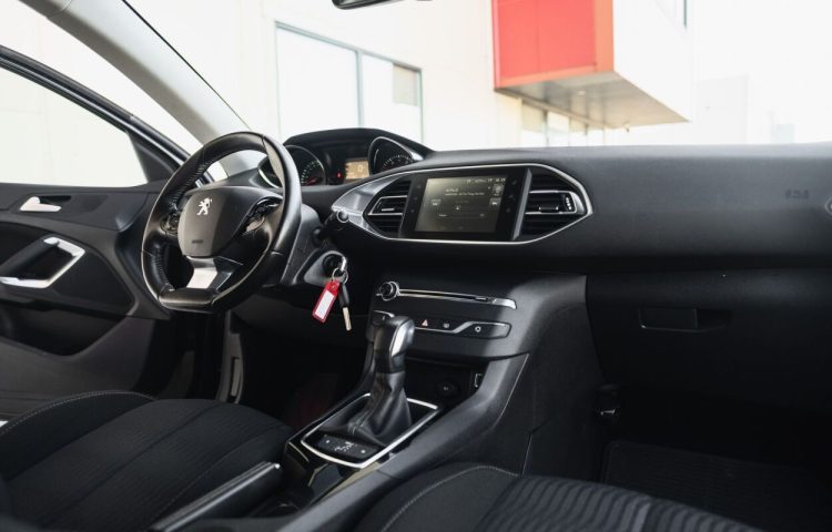 Osta kasutatud Peugeot 308 2015 värv must Tallinnas