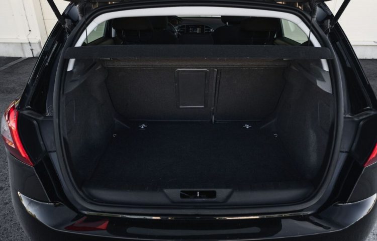 Osta kasutatud Peugeot 308 2015 värv must Tallinnas