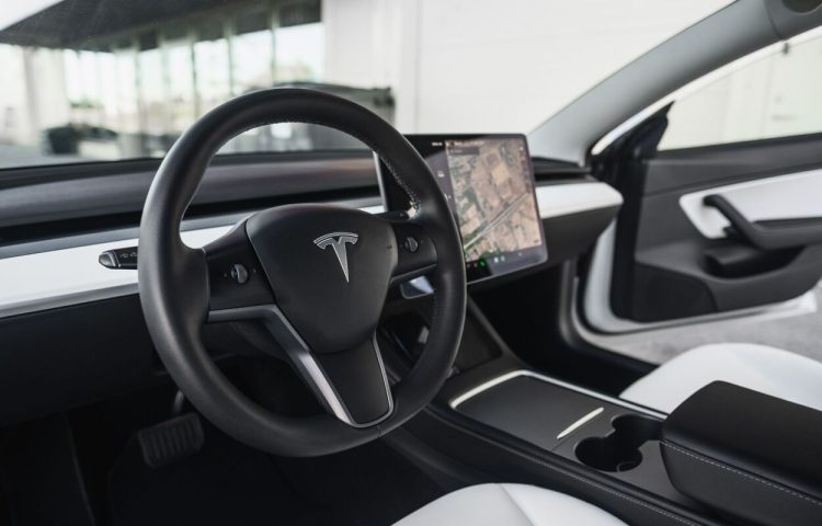 Osta kasutatud Tesla Model 3 2020 värv valge Tallinnas