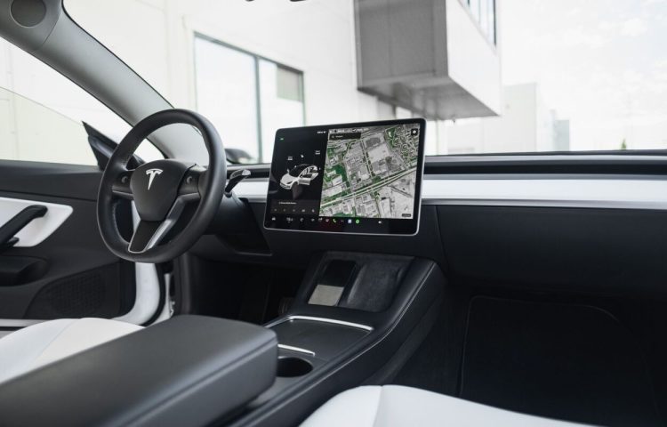 Osta kasutatud Tesla Model 3 2020 värv valge Tallinnas