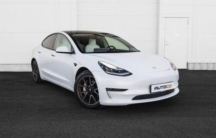 Osta kasutatud Tesla Model 3 2020 värv valge Tallinnas