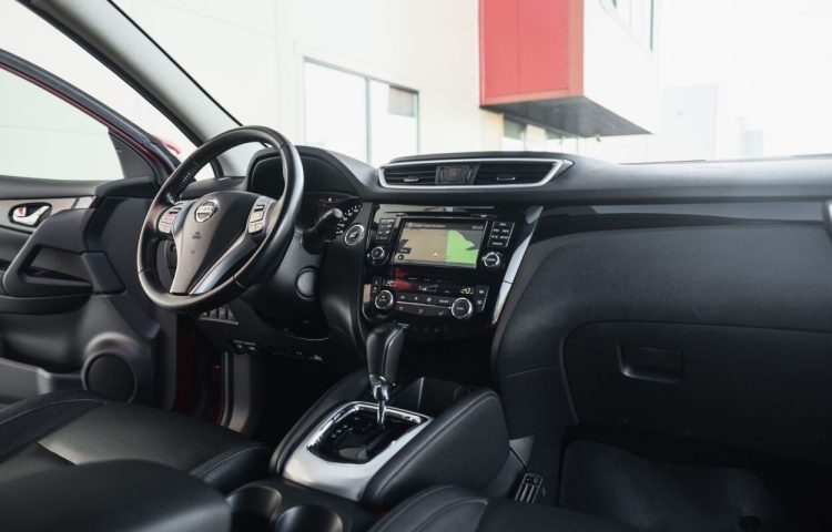 Osta kasutatud Nissan Qashqai: Qashqai 2015 värv punane Tallinnas