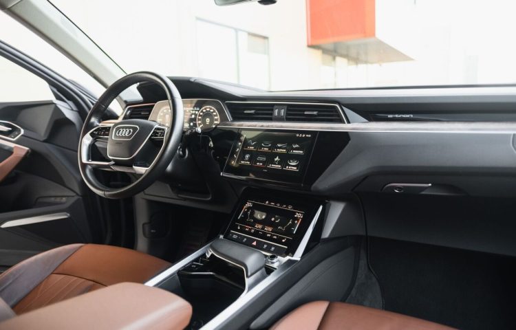Osta kasutatud Audi e-tron 2020 värv hall Tallinnas