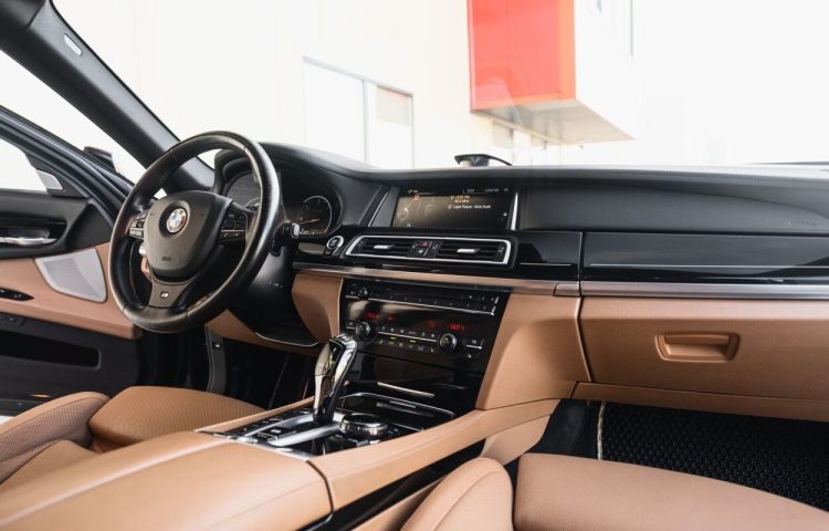 Osta käytetty BMW 7 seeria: 750 2014 väri black Tallinnasta