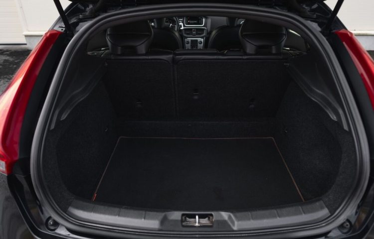 Osta kasutatud Volvo V40 2015 värv must Tallinnas