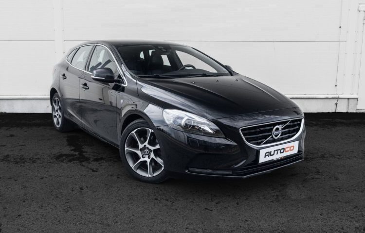 Osta kasutatud Volvo V40 2015 värv must Tallinnas