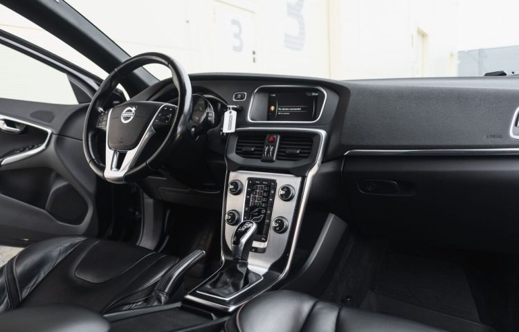Osta kasutatud Volvo V40 2015 värv must Tallinnas