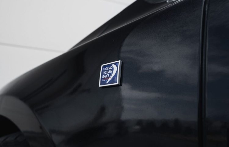 Osta kasutatud Volvo V40 2015 värv must Tallinnas