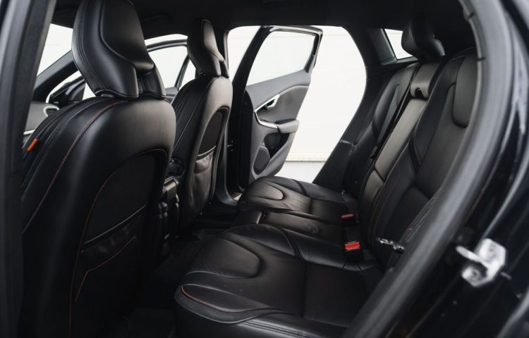 Osta kasutatud Volvo V40 2015 värv must Tallinnas