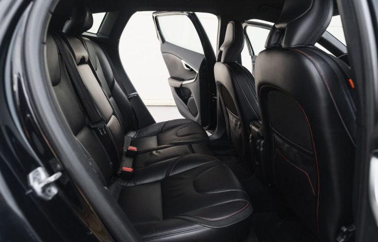 Osta kasutatud Volvo V40 2015 värv must Tallinnas