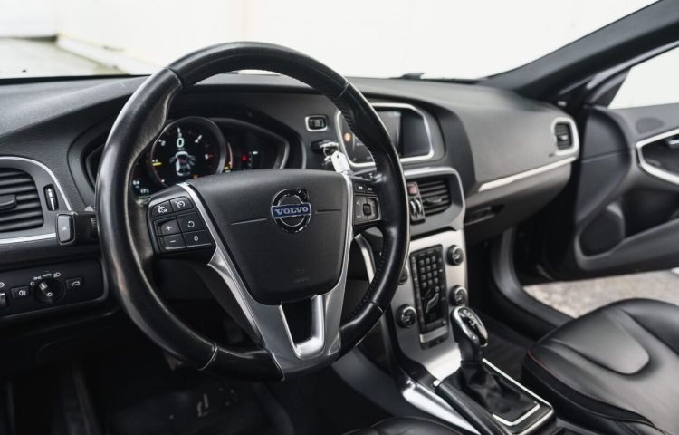 Osta kasutatud Volvo V40 2015 värv must Tallinnas