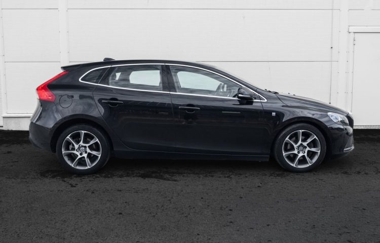 Osta kasutatud Volvo V40 2015 värv must Tallinnas