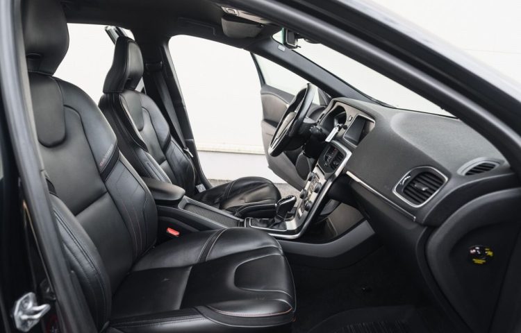Osta kasutatud Volvo V40 2015 värv must Tallinnas