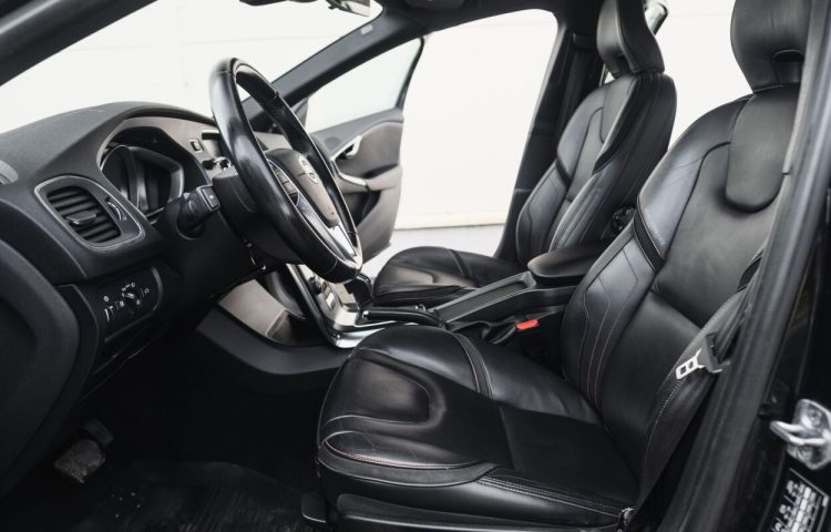 Osta kasutatud Volvo V40 2015 värv must Tallinnas
