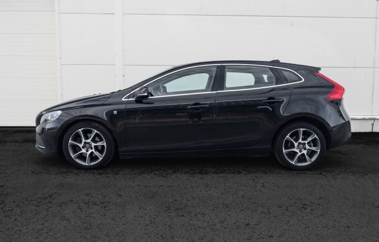 Osta kasutatud Volvo V40 2015 värv must Tallinnas